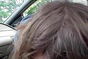 Giver min kammerat en sjusket morgen-blowjob i bilen.