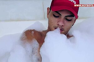 Har du sett ung twink bøyd over i badekaret?