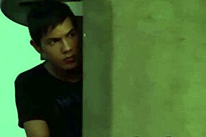 เด็กหนุ่มลาตินโดนฉีดหน้าในฉาก bukkake หนักหน่วงกับชุดและการผูกมัด