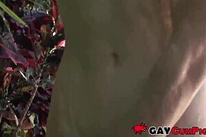 Dva mlada 18+ geja dobita divji blowjob od twinka na prostem 😜