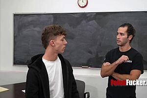 小偷在车库被抓，用粗暴无套鸡巴惩罚