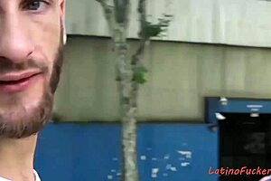 见过拉丁帅哥在树林里猛撸大屌吗？