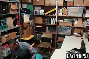 Татуированный эбони-вор пойман и бэребэкнут охранником