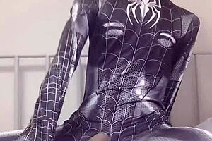Seksi gej mladenič 18+ se drka kot spider-man z divjim fetišem butt plug akcijo