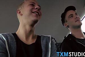 几乎华丽的小鸡群交因巨鸡巴口交和肛交而变得热辣