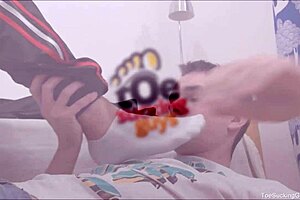 Horký gay chlap se ponoří do fetiše uctívání nohou