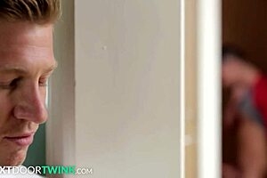 طالب جامعي يغوص في ثلاثية مثلية جامحة لزوجين