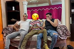 Промъква се от клас да играе игри у дома ми! 🎮