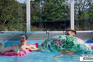 Hé, nézd a southernstrokes gay twinkokat Tony Milakot és Corey Law-t védő nélkül a medencénél