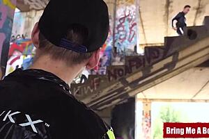 男、私とキャスパー・イヴァーソン、ジャック・フリンで外でベアバックワイルド！