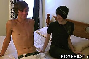 טווינקים אמו רזים נפגשים רק כדי למזיין חורים צרים. גבר, המסיבה בחג הפכה פראית! 🔥