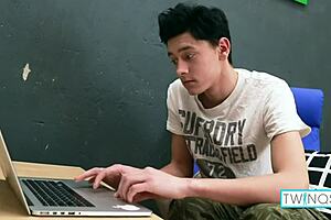 Dunkelhaariger schwuler Teen Logan wichst massiven harten Schwanz—Wow!