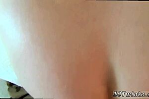 Jeunes nudistes 18+ ne résistent pas à baiser sur la plage 🏖️