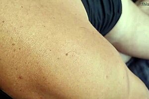 Tô levando pauzão na bunda e gemendo alto. Não paro de gemer vermelho total!