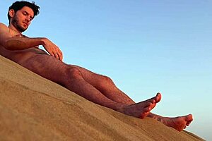 גי בחוף נודיסט מקבל בלואג'וב ומסתיים עם כמעט תפיסה