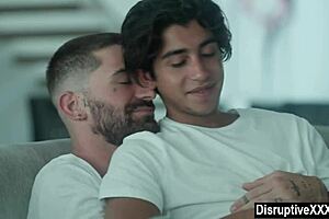 Ъх, млад 18+ гей момък губи девствеността си с по-възрастен любовник, толкова нервен!