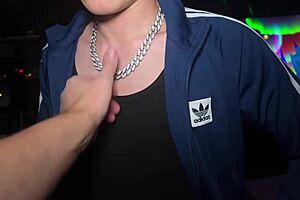 Lelaki kote besar dikongkek keras dalam orgi liar