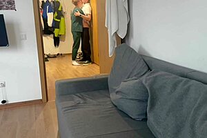 Dia Jemput Pelajar Datang, Beri Blowjob Juicy, dan Bawa Dia ke Orgasm!