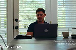 Писателят с огромния си хуй владее този палав твинк!