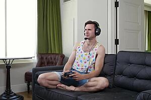 manroyale gamer twink delivery driver ko tight ass play se tips deta hai 😜