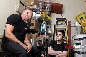 yo, 40-ročný hunk bezpečnosť šuká twinka podozrivého v garážovej väznici... harrison todd greg dixxon 😈