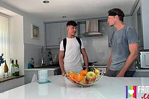 Масаж на крака става див с Kendrick Thomas и James Keresford!