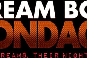 Veľký kurac blondínsky twink prichádza po tvrdom bičovaní