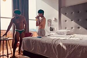 Gay trailer, gay jebání nováčka studentského v luxusním hotelu.