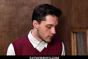 ट्विंक कैथोलिक बॉय राइलैंड किंग्सले को रेडहेड प्रीस्ट डेकोटाह रेड ने बैंग किया