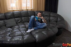 Vil du se twink få fødderne tilbedt i HD?