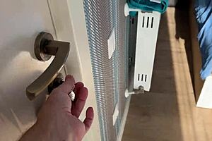 嘿，继子和爸爸用巨屌猛插紧致嫩男屁股！