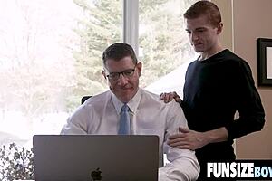 हॉट ट्विंक जायंट कॉक को टाइट गुदा में निगलता है