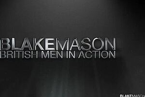 טווינק בלונדיני שובב רוכב על זין ענק