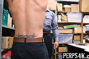 Verdachte En Homo Winkel Officier Bereiken Begrip In Kantoor Deal - Perps4k!