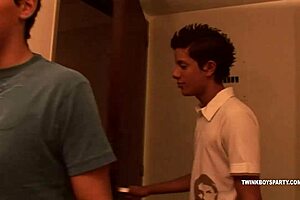 课后拉丁嫩仔西蒙和尼古拉斯猛干狂插