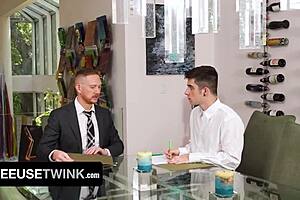 Joel Someone и Brody Kayman свободно используют твинка-интерна Harrison Todd в дикой фетиш-групповухе. Они толкают границы с глубоким горлом и без презерватива