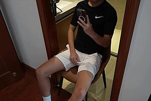 เด็กหนุ่มเล่นเดี่ยวรูดตัวเองแรงด้วยแก้วในมือ