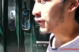 Jacuzzi jive : trois s'éclatent en bareback brut avec chaleur latine ?