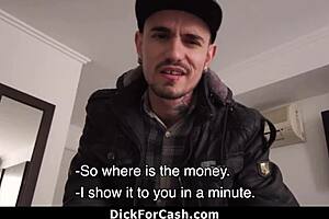 Этот бразильский мачо выделяется жестким сосанием и безпрезервативной жопной акшной. Дикфоркеш закрывает сделку.