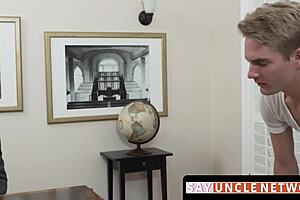 No puedo creer cómo este hombre mayor folla en secreto al twink lindo en la cama - Sayunclenetwork com