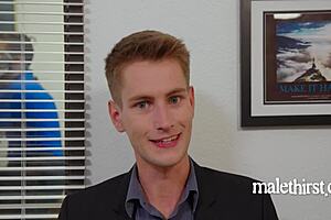 ล้อเลียนสถานที่ทำงานเกย์ ใครสอดในออฟฟิศหลังเลิกงาน