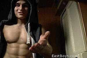 Budak caravan bagi Dylan urut otot dalam.