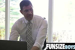 Twink Pequeno Sente Esticamento Intenso de Ânus por Pau Monstro - Funsizeboys Net