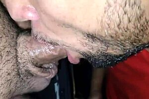 شاب سمين ينيكني بقوة في كابينة السينما