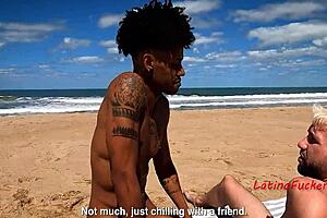 Йо, прав мъж става напълно гей с черен жребец на плажа