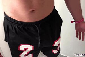 Twink blond drăguț se luptă cu o pulă mare cât brațul într-o scenă intensă