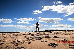 हॉट लातीनी स्टड्स के साथ बीच सेक्स असली है! डेम, इतना स्टीमी! 🌊🔥