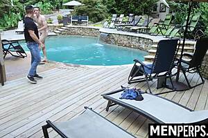 Hetero-Junge unterwirft sich der tiefen Kavitätenuntersuchung des schwulen Polizisten in der Garage!