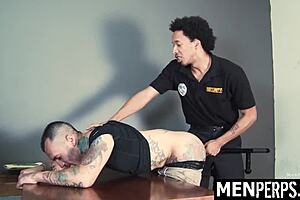 Podozrivý sa podriaďuje nadržanému gay policajtovi v garážovom treste