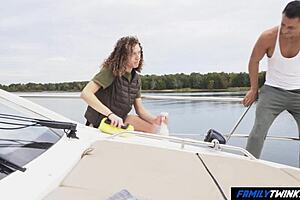 Familytwink - schwuler Stiefvater knurrt: Keine Klamotten erlaubt auf meiner Yacht, Junge!